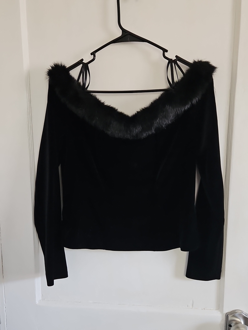 Alex Evenings Black Off-Shoulder Faux-Fur Trim Velvet Sweater
